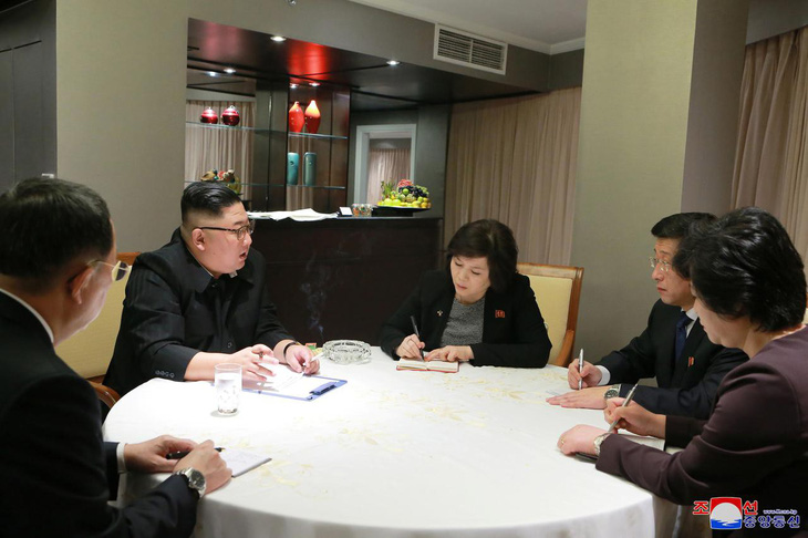 Báo Triều Tiên đăng tải ảnh bàn bạc đàm phán của ông Kim Jong Un - Ảnh 1.