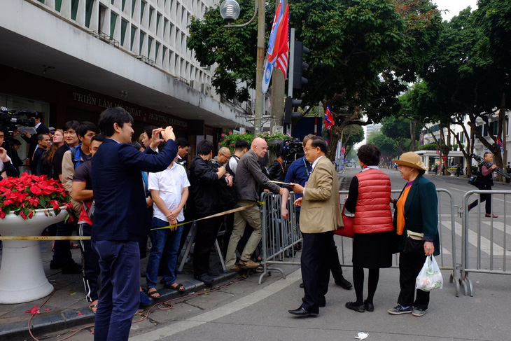 Người dân, du khách hẹn tối gặp ông Trump - Kim - Ảnh 3.