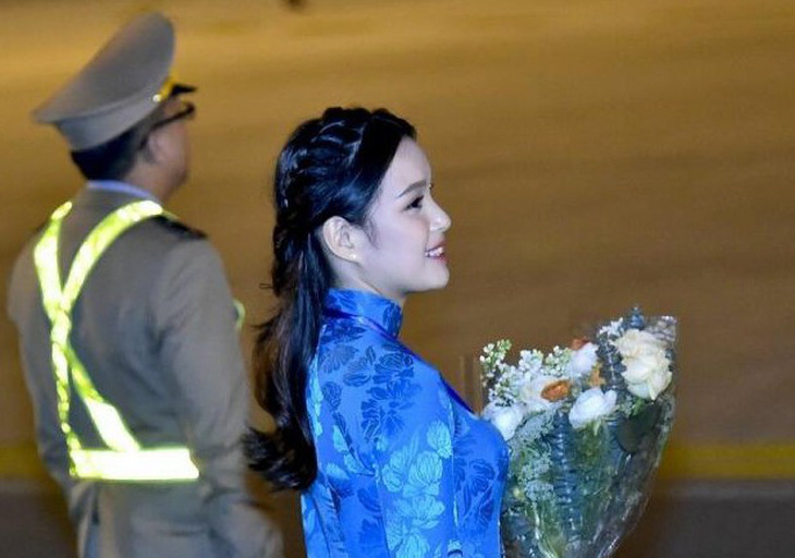 9X tặng hoa cho ông Trump ở sân bay Nội Bài: một cô gái thú vị! - Ảnh 2.