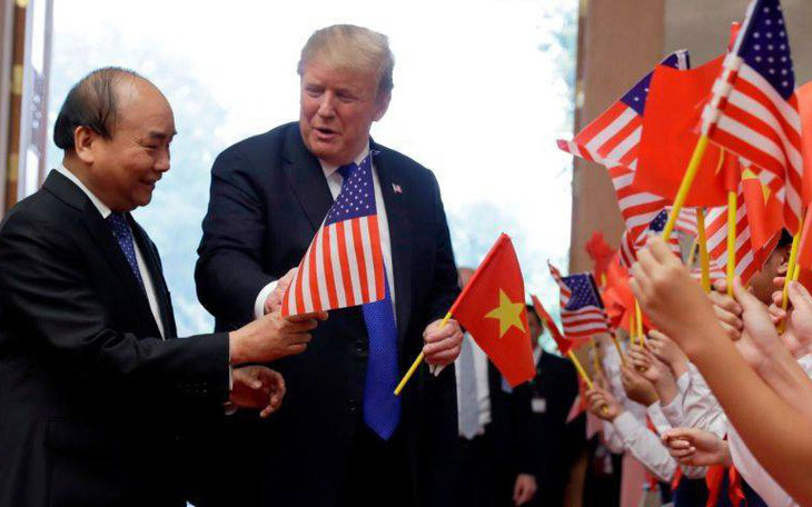 Tổng thống Trump gây thích thú với hình ảnh vẫy cờ Việt Nam