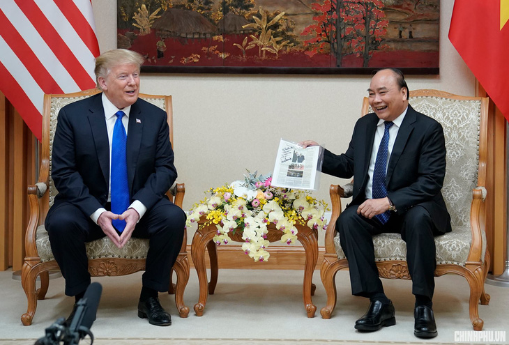 Tổng thống Trump bất ngờ với vật kỉ niệm của Thủ tướng Nguyễn Xuân Phúc - Ảnh 1.