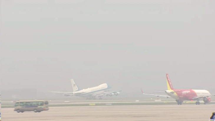 Tổng thống Trump ra sân bay Nội Bài, về nước sớm hơn dự kiến - Ảnh 4.