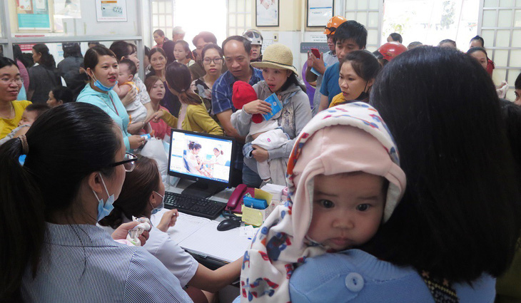 Thiếu vắc xin 6 trong 1, dân chen lấn để tiêm cho con - Ảnh 1.
