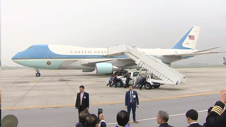 Tổng thống Trump ra sân bay Nội Bài, về nước sớm hơn dự kiến - Ảnh 3.
