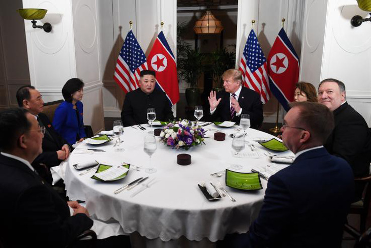 Tại sao mỗi lần gặp, 2 ông Trump - Kim luôn ăn cocktail tôm và thịt bò? - Ảnh 2.