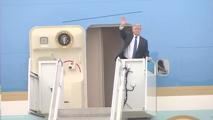 Tổng thống Trump ra sân bay Nội Bài, về nước sớm hơn dự kiến - Ảnh 1.