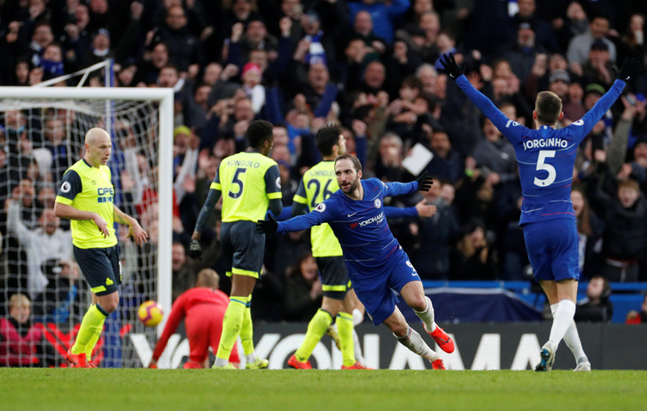 Tân binh Higuain tỏa sáng, Chelsea đè bẹp Huddersfield - Ảnh 1.