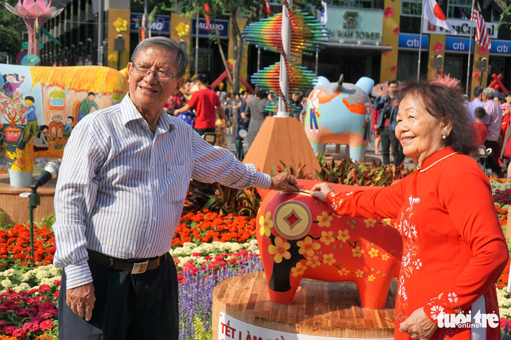 Nhiều gia đình ra đường hoa Nguyễn Huệ ngắm hoa, đọc sách - Ảnh 11.