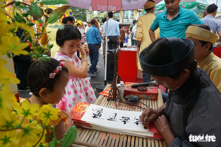 Nhiều gia đình ra đường hoa Nguyễn Huệ ngắm hoa, đọc sách - Ảnh 14.
