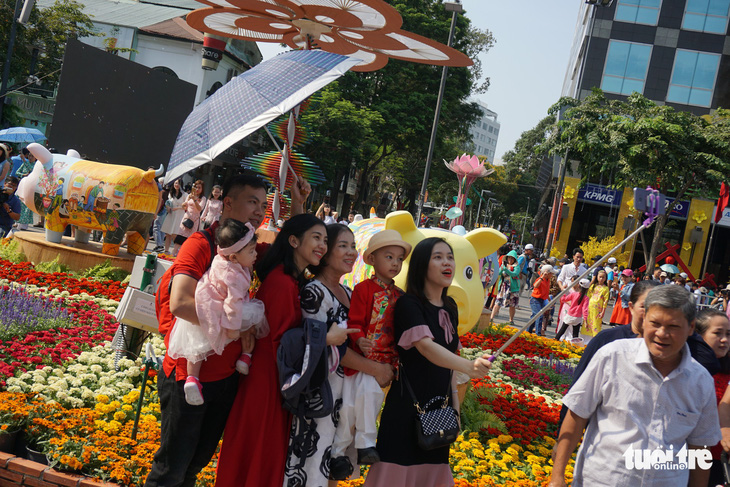 Nhiều gia đình ra đường hoa Nguyễn Huệ ngắm hoa, đọc sách - Ảnh 9.