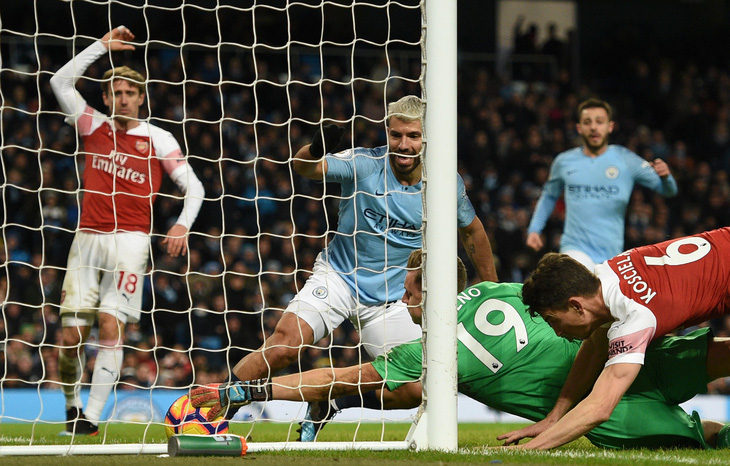 Aguero thừa nhận bóng chạm tay khi ghi bàn vào lưới Arsenal - Ảnh 1.