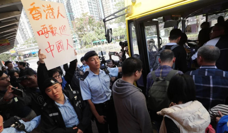 Người Hong Kong giận dữ xua đuổi du khách Trung Quốc  - Ảnh 1.