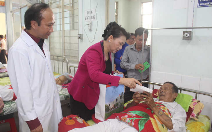 Chủ tịch Quốc hội thăm, tặng quà Tết tại tỉnh Tiền Giang