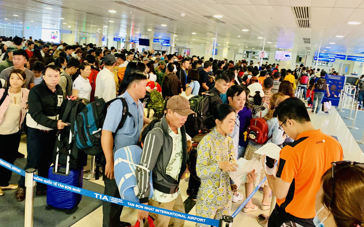 Linh hoạt vé giờ chót ở sân bay Tân Sơn Nhất chiều 30 Tết