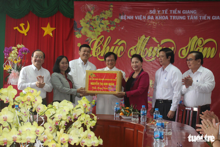 Chủ tịch Quốc hội thăm, tặng quà Tết tại tỉnh Tiền Giang - Ảnh 2.