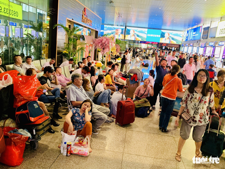 Linh hoạt vé giờ chót ở sân bay Tân Sơn Nhất chiều 30 Tết - Ảnh 2.