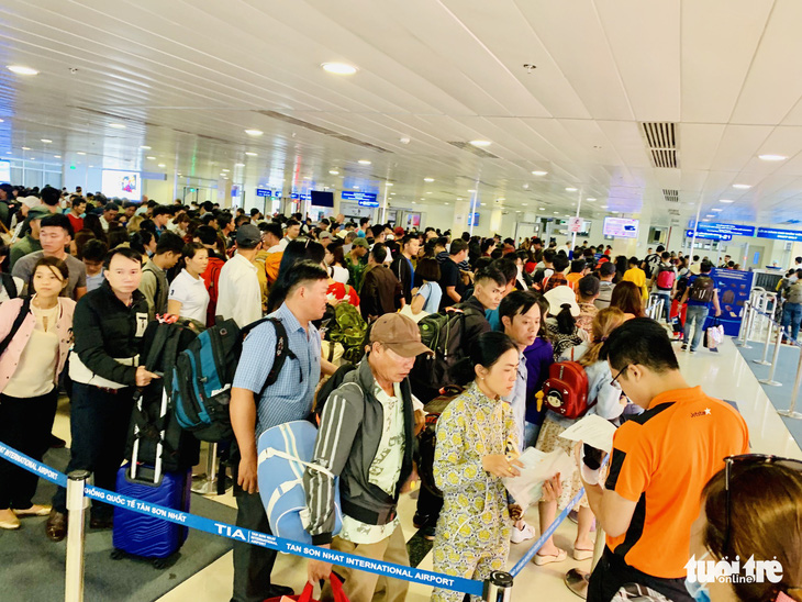 Linh hoạt vé giờ chót ở sân bay Tân Sơn Nhất chiều 30 Tết - Ảnh 4.