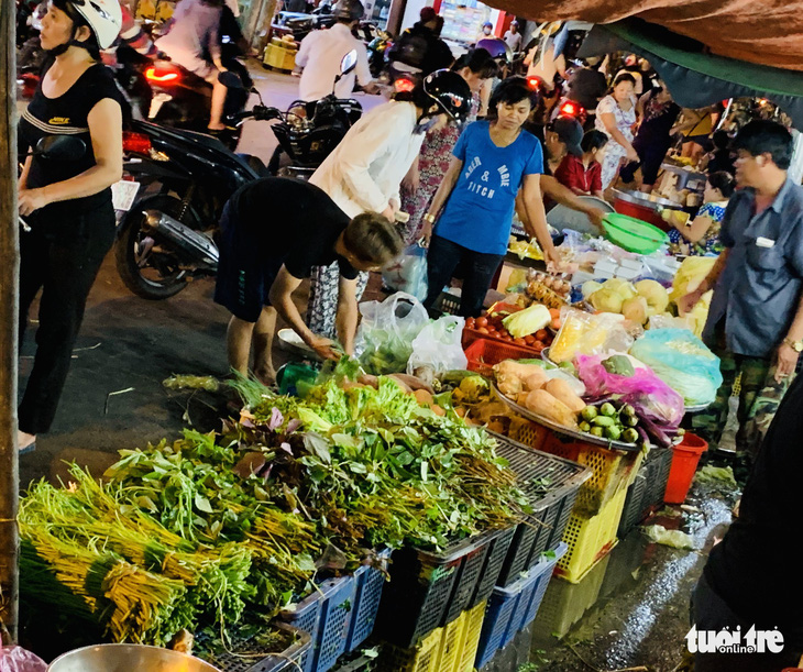 Siêu thị đóng cửa, dân Sài Gòn đổ xô ra chợ mua đồ Tết - Ảnh 2.
