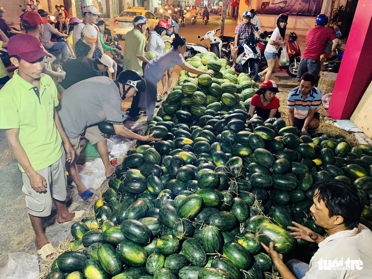 Siêu thị đóng cửa, dân Sài Gòn đổ xô ra chợ mua đồ Tết - Ảnh 4.