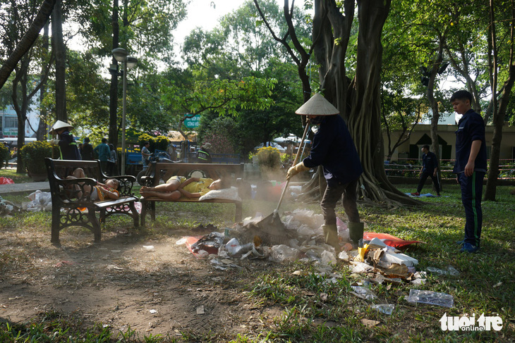 Hoa tết trưa 30 giảm giá hơn phân nửa - Ảnh 10.