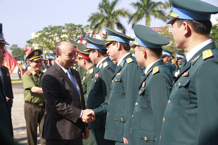 Chiều 30 tết, Thủ tướng Nguyễn Xuân Phúc chúc tết sư đoàn không quân - Ảnh 1.