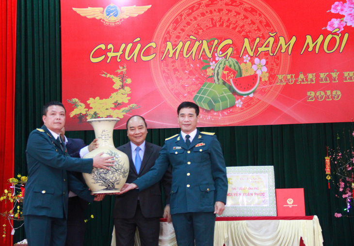 Chiều 30 tết, Thủ tướng Nguyễn Xuân Phúc chúc tết sư đoàn không quân - Ảnh 2.