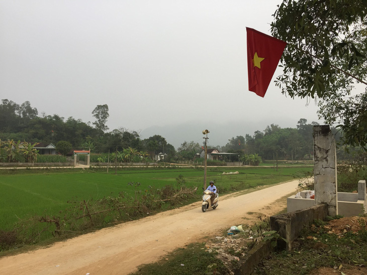 Ngôi làng vùng cao chào cờ, hát Quốc ca sáng Mùng 1 Tết - Ảnh 2.