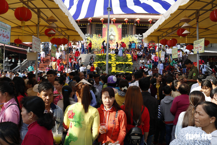 Hàng ngàn người về chùa Hưng Thiền dùng lộc chay miễn phí - Ảnh 5.