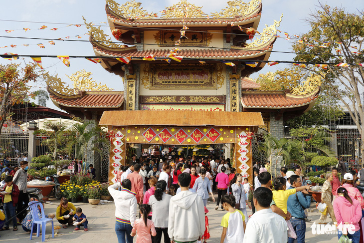 Hàng ngàn người về chùa Hưng Thiền dùng lộc chay miễn phí - Ảnh 1.