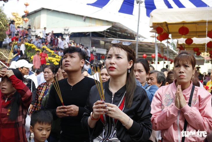 Hàng ngàn người về chùa Hưng Thiền dùng lộc chay miễn phí - Ảnh 4.