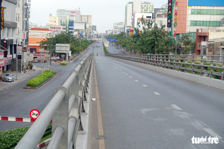 Thành phố ngày đầu năm với những nút giao thông... yên bình - Ảnh 8.