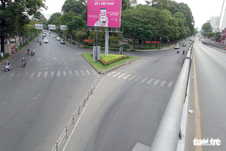 Thành phố ngày đầu năm với những nút giao thông... yên bình - Ảnh 9.