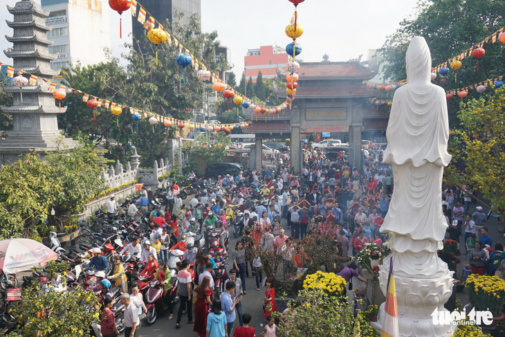 Thành phố ngày đầu năm với những nút giao thông... yên bình - Ảnh 5.