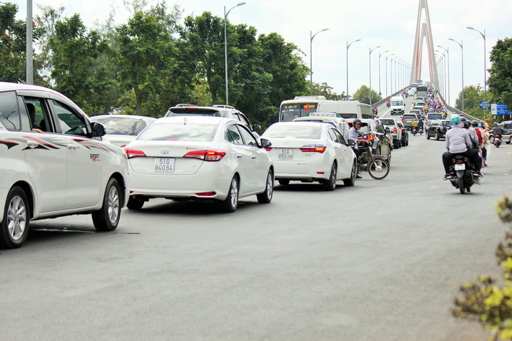 Khách từ Sài Gòn về miền Tây quá đông, cầu Rạch Miễu ngộp xe cộ - Ảnh 7.