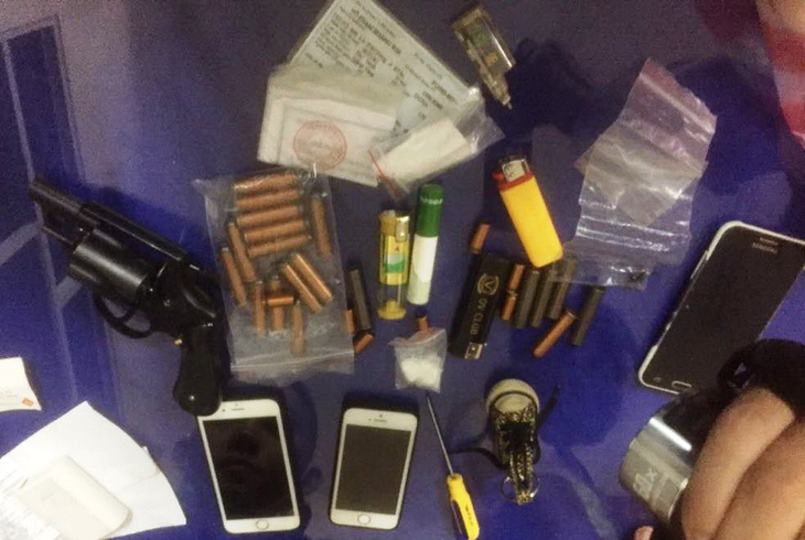 Thanh niên mang súng, ma túy đá và 2 giấy chứng nhận cấp bộ - Ảnh 1.