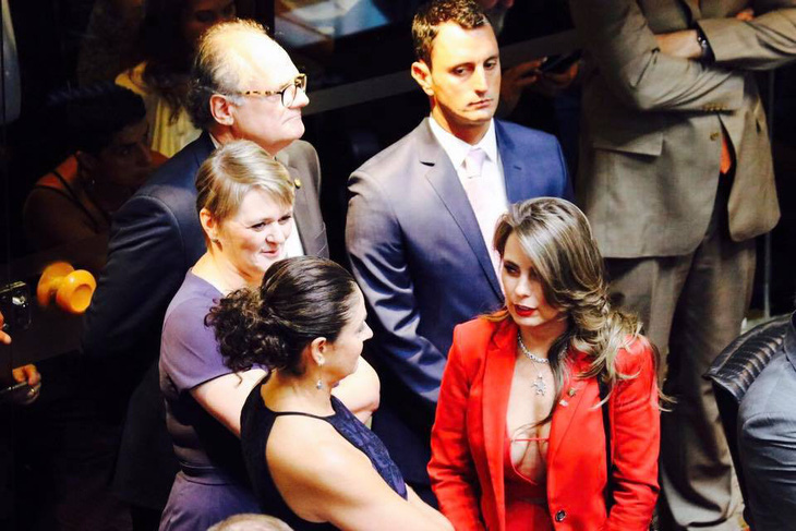 Nữ nghị sĩ Brazil gây bão vì áo hở ngực táo bạo - Ảnh 2.