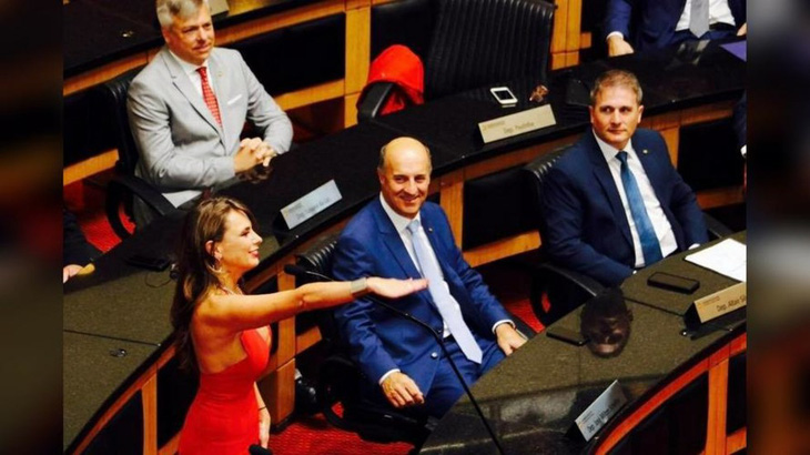 Nữ nghị sĩ Brazil gây bão vì áo hở ngực táo bạo - Ảnh 3.