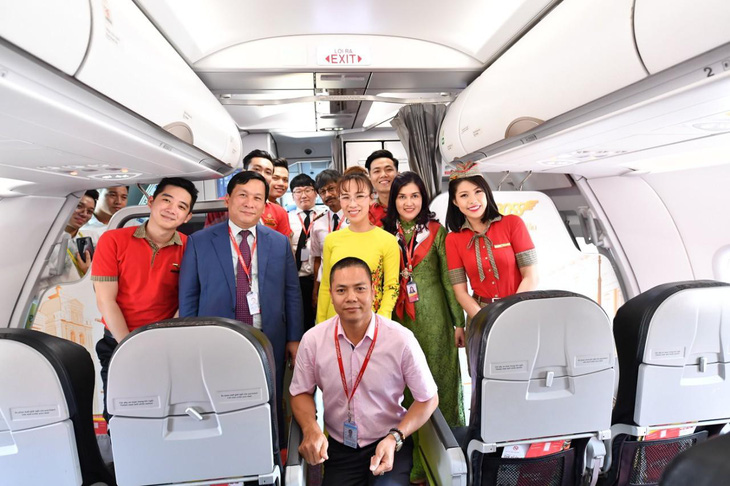 Lãnh đạo Vietjet vui xuân cùng hành khách ngày Mùng 1 Tết - Ảnh 11.