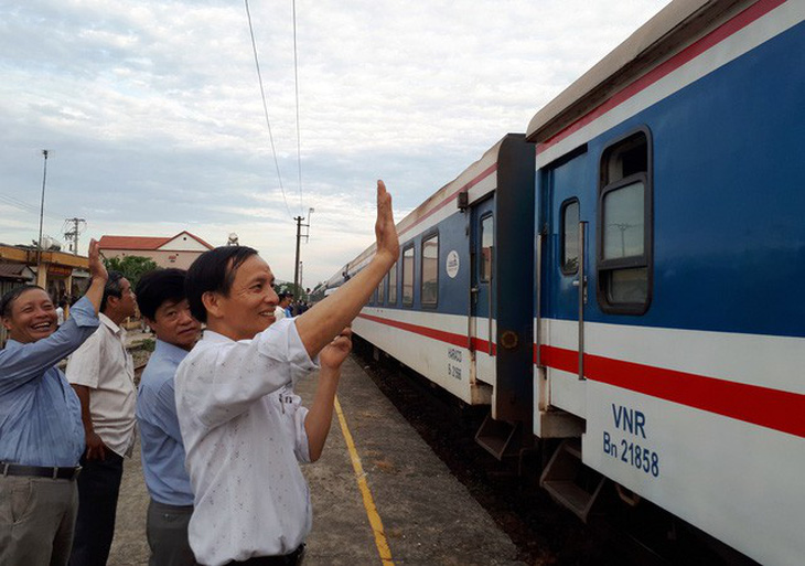 Tết trên chuyến tàu về quê ăn tết muộn