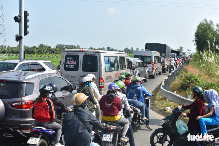 Quốc lộ 91 và đường tránh N1 tê liệt vì khách hành hương - Ảnh 4.