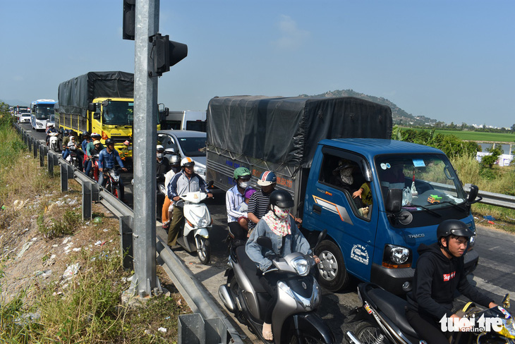 Quốc lộ 91 và đường tránh N1 tê liệt vì khách hành hương - Ảnh 6.