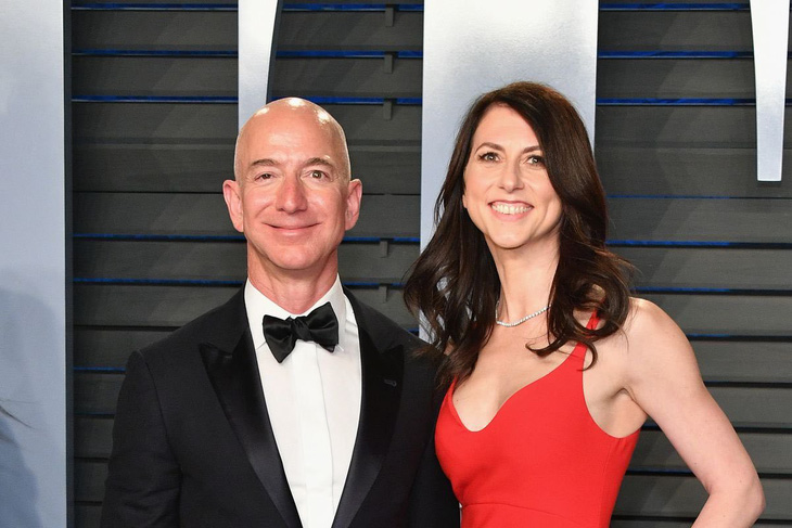 Tỉ phú Jeff Bezos bị dọa tung ảnh nhạy cảm ‘dưới thắt lưng’ - Ảnh 2.