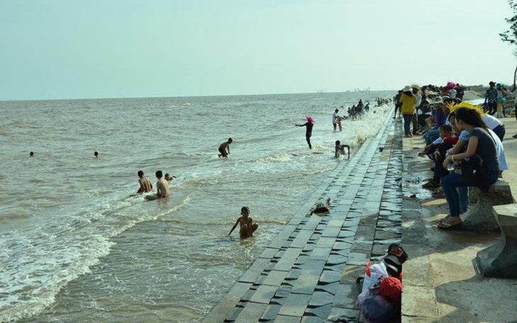 Cứu sống hai khách du lịch bị đuối nước tại biển Ba Động