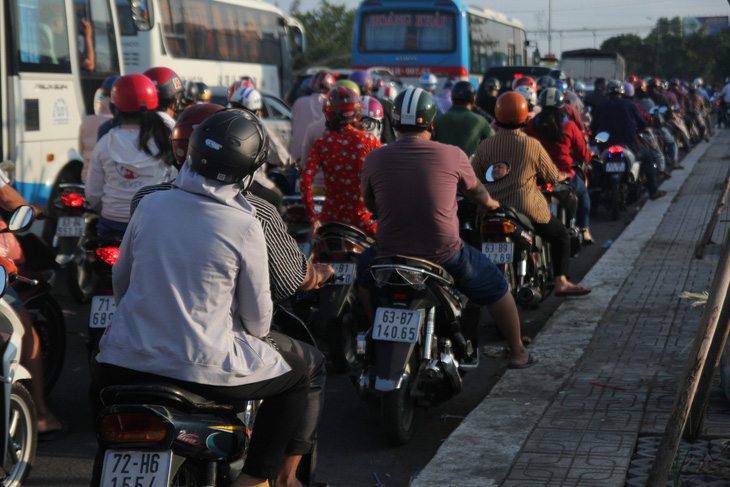 Dân miền Tây quay lại TP.HCM sớm, cầu Rạch Miễu quá tải - Ảnh 3.