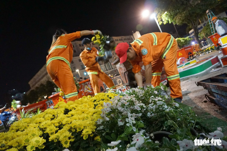 500 người dọn dẹp đường hoa Nguyễn Huệ trong đêm - Ảnh 3.