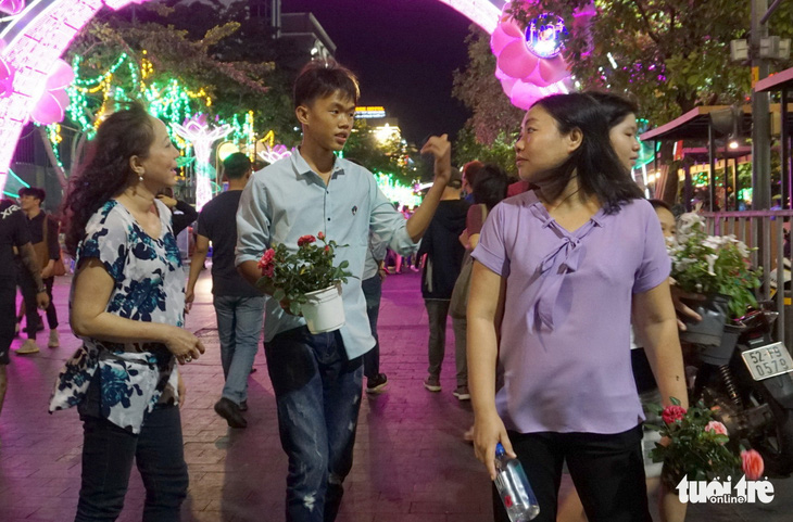 500 người dọn dẹp đường hoa Nguyễn Huệ trong đêm - Ảnh 14.