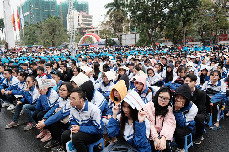 7.000 học sinh đất cảng đội mưa nghe tư vấn tuyển sinh - Ảnh 4.