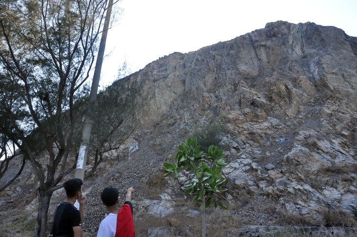 Thanh niên thoát chết khi rơi từ núi cao gần 40m - Ảnh 2.