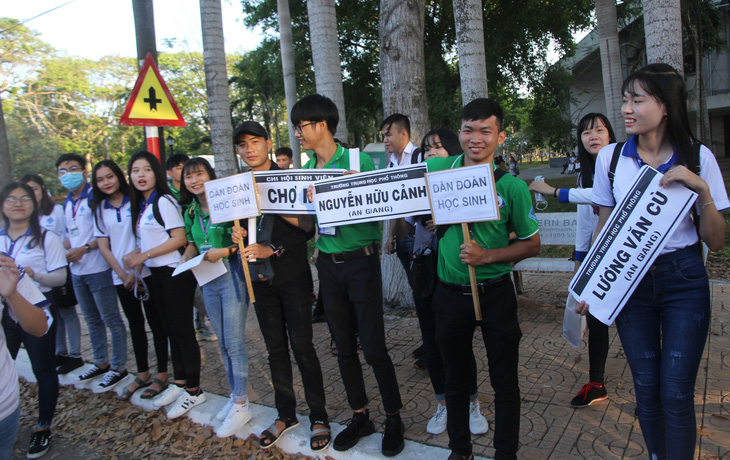 Học sinh miền Tây tựu về Ngày hội tư vấn tuyển sinh tại Cần Thơ - Ảnh 3.