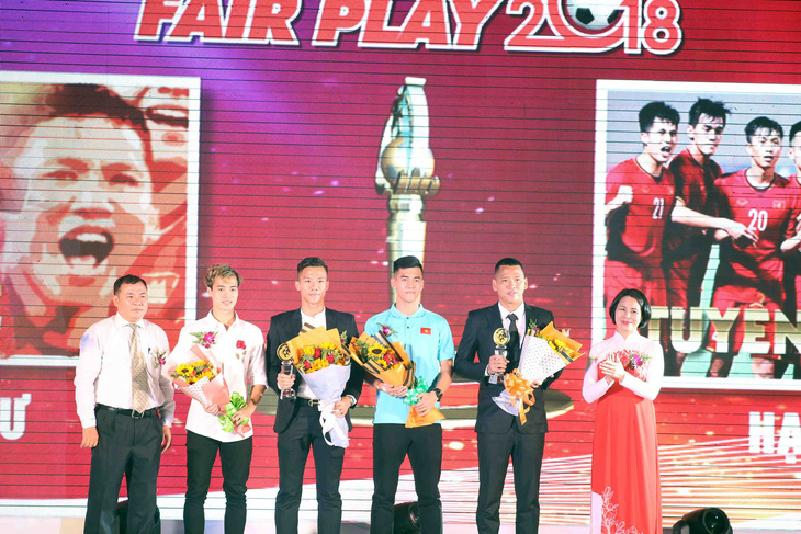 Giải thưởng Fair Play 2018: Quang Hải, Bùi Tiến Dũng, Văn Hậu, Hà Đức Chinh - Ảnh 5.